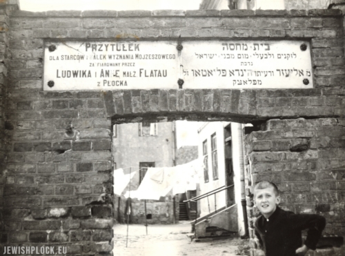 The entrance gate to the area of the Jewish Home for the Elderly and Disabled, the 1960s (photograph from the collection of the Emanuel Ringelblum Jewish Historical Institute in Warsaw, reference number ZIH-II-7143)